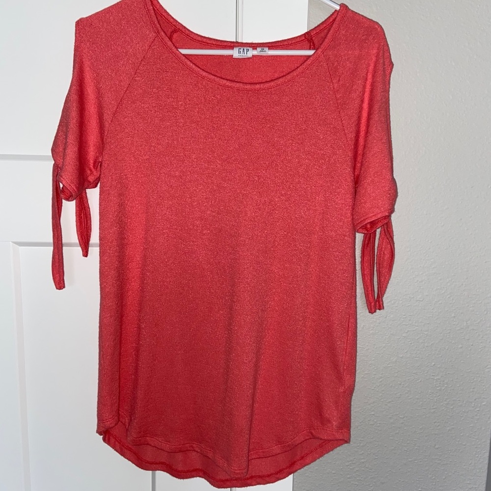 GAP maternity coral tee